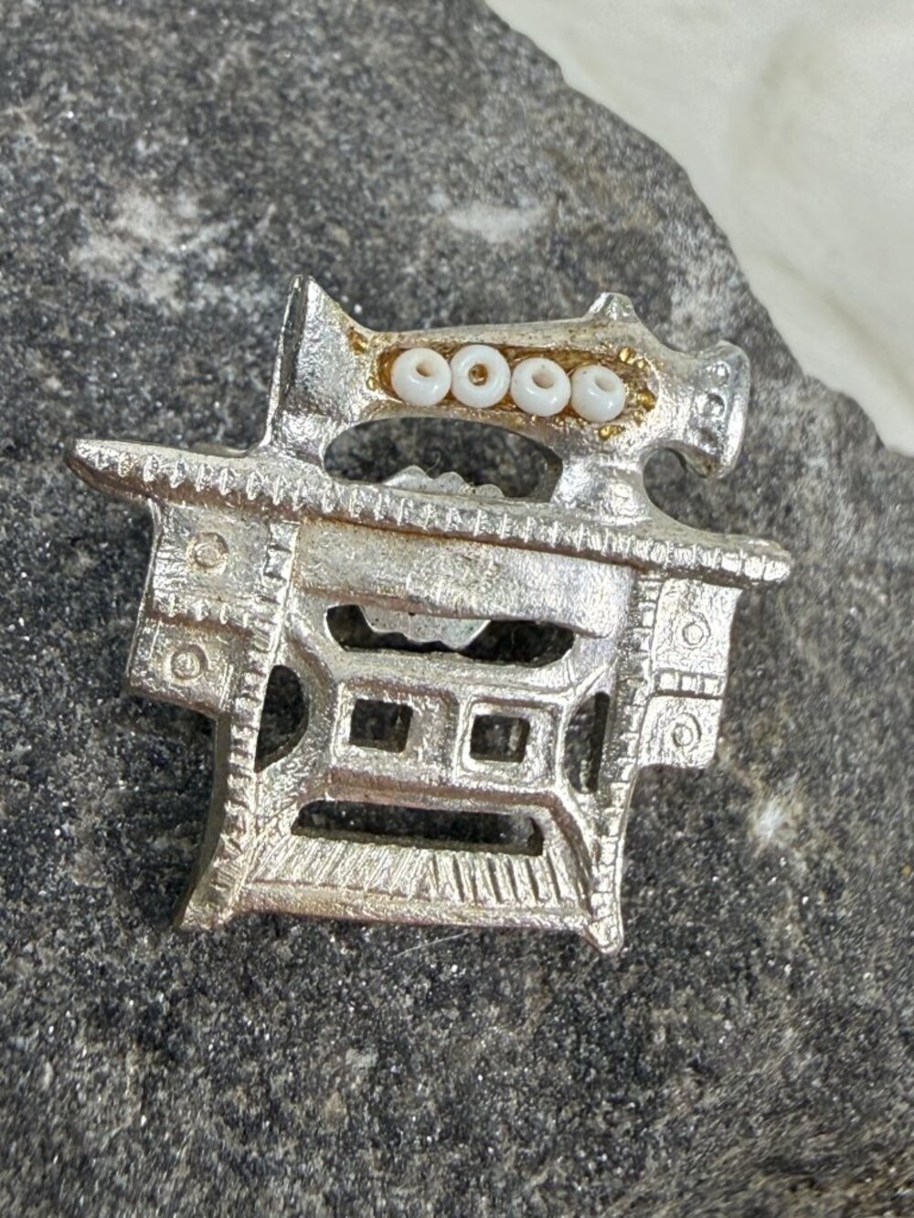 Vintage Silver Tone Sewing Machine Pin C Clasp 1" X 1" - Picture 3 of 6